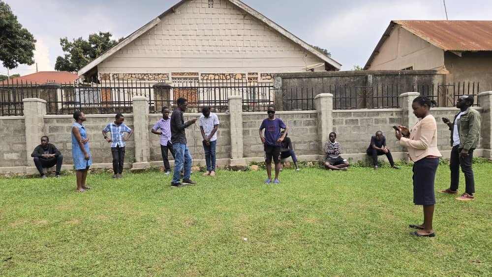 Children and leaders gathered on the church lawn at 5 Day Club